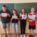 Uczniowie Klasy 7a i zaprojektowane przez nich karty bankomatowe .jpg