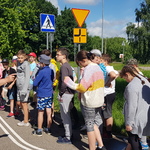 grupa słucha wskazówek egzaminatora.jpg
