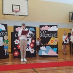 Przewodniczący samorządu uczniowskiego prowadzi uroczystość.jpg