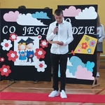 uczeń składa podziękowanie wychowawcy.jpg
