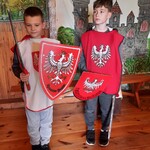 Uczniowie przebrani za rycerzy.jpg