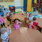 dzieci z odznaką przedszkolaka.jpg
