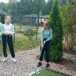 dziewczynki z VA grają w mini golf.jpg
