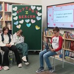 uczen czyta książkę pracownia Aurory.jpg