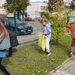 oczyszczamy plac szkolny.jpg