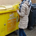 dziewczynka wrzuca śmiecie do pojemnika na plastik