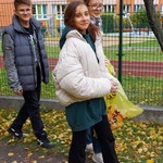 troje uczniów z żółtym workiem na śmiecie