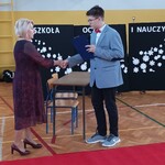 przewodniczący samorządu składa raport Pani dyrektor