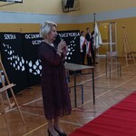 Pani dyrektor przemawia do zgromadzonych na sali gimnastycznej