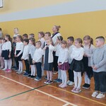 klasy I i II w galowych strojach na apelu