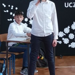 uczeń z mikrofonem deklamujący swoją rolę