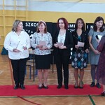 Pani dyrektor wręcza nagrody nauczycielom