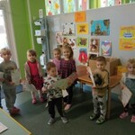 nagrodzone dzieci na tle tablicy z pracami
