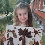 dziewczynka z pracą plastyczną 