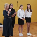 Pani dyrektor, instruktorka  zespołu i dwie uczennice