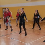 zespół tańczy