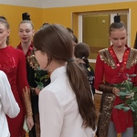 uczniowie wręczają róże