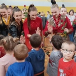 zespół wita się z uczniami