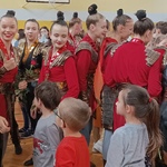 zespół rozmawia z uczniami