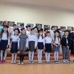 klasa Ib z wychowawczynią i Dyrekcją