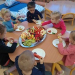 Owocowo-warzywne śniadanie u dzieci z grupy Wiewiórki