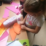 dziewczynki składają origami