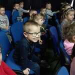 Przedszkolaki w sali teatralnej