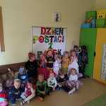 dzieci przebrane za postacie z bajek z grupy Pszczółki