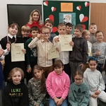 uczniowie klasy 3b z wychowawczynią na tle tablicy z tytułem konkursu