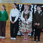 uczniowie wyróżnieni i nagrodzeni w konkursie na zakładkę na apelu z okazji Święta Niepodległości