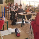 uczeń częstuje ciasteczkami klasę 4b