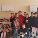uczniowie klasy 5b w pracowni technicznej w tle nowe meble i wypieki