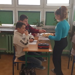 uczennica częstuje ciasteczkami 