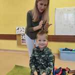 Pani fryzjerka robi fryzurę chłopcu