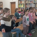 uczniowie klasy 1b śpiewają piosenkę o misiu z pokazywaniem