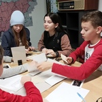 praca w grupie- uczniowie zbierają informacje