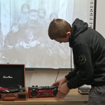uczeń próbuje włączyć magnetofon