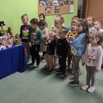 dzieci oglądają wystawę prac pokonkursowych