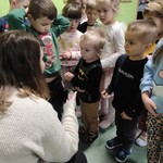 Pani wręcza dzieciom nagrody i dyplomy
