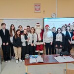 Uczniowie klasy  8c z Mikołajem