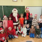uczniowie klasy1b z Mikołajem
