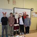 Czterech uczniów z klasy 6a z Mikołajem 