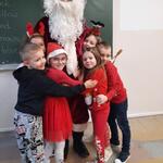 Uczniowie klasy 1a z Mikołajem