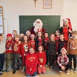 Uczniowie klasy 1a z Mikołajem