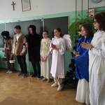 Kolędujący po klasach uczniowie z klasy 8b