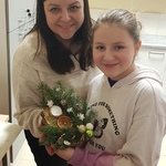 dziewczynka i jej mama trzymają wykonany przez siebie stroik