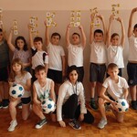 8. klasa IV b z  nowymi piłkami .jpg