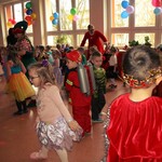 dzieci w strojach karnawałowych na korytarzu