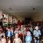 Dzieci w strojach karnawałowych tańczą na korytarzu