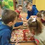 Dzieci z grupy Jeżyki robią pizzę.